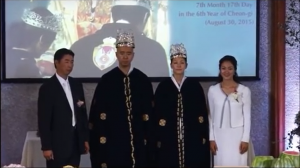 （画像引用：https://www.youtube.com/watch?v=dLXx07NzavQより）サンクチュアリ教会側が「第二代王権戴冠式」と称している儀式（2015年8月30日）