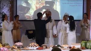 （画像引用：https://www.youtube.com/watch?v=dLXx07NzavQより）サンクチュアリ教会側が「第二代王権戴冠式」と称している儀式（2015年8月30日）